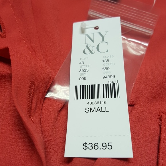 Woman's button down shirt - Picture 3 of 3